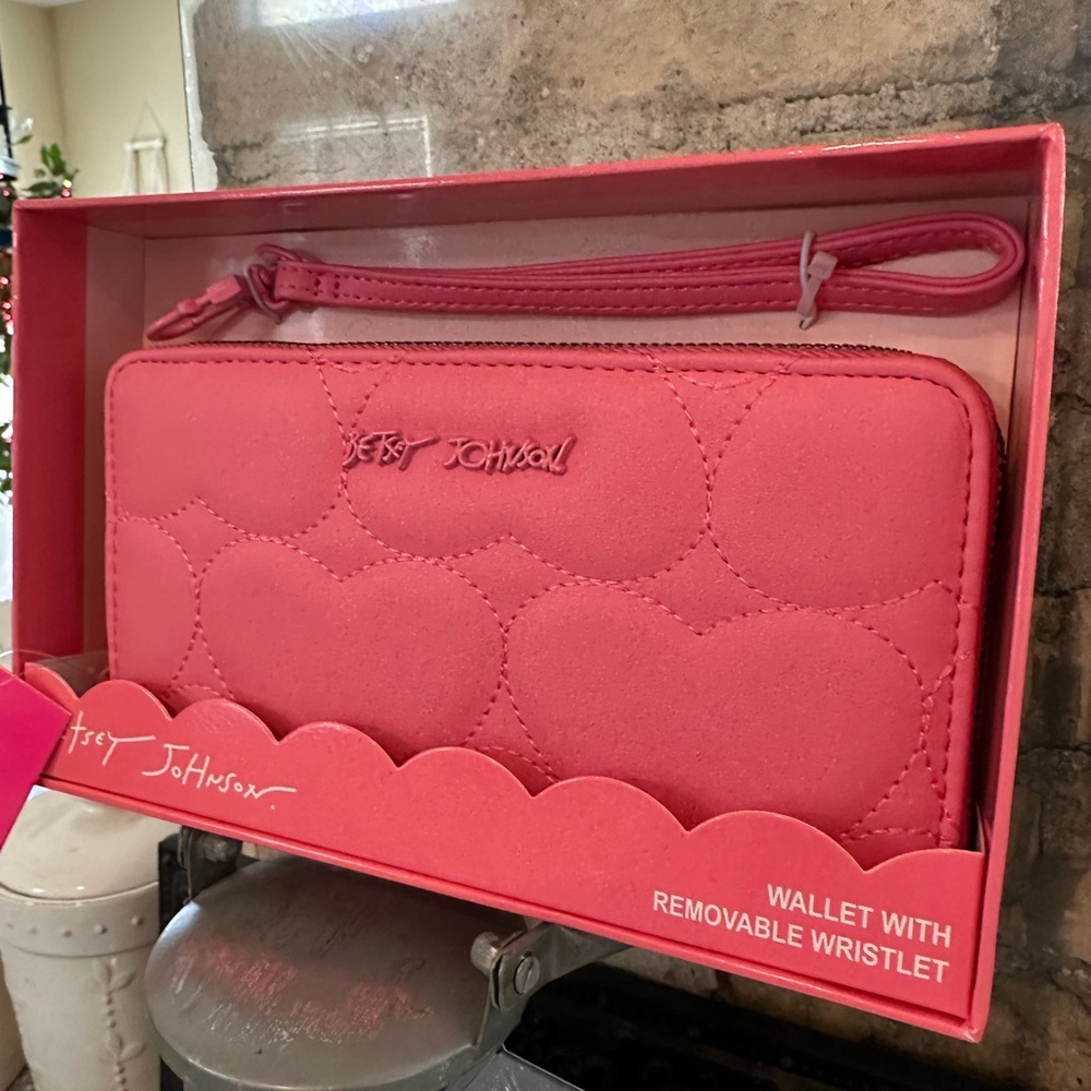 Betsey Johnson Boxed Vibrant Pink Heart Zip Around Wallet - Picture 2 of 4